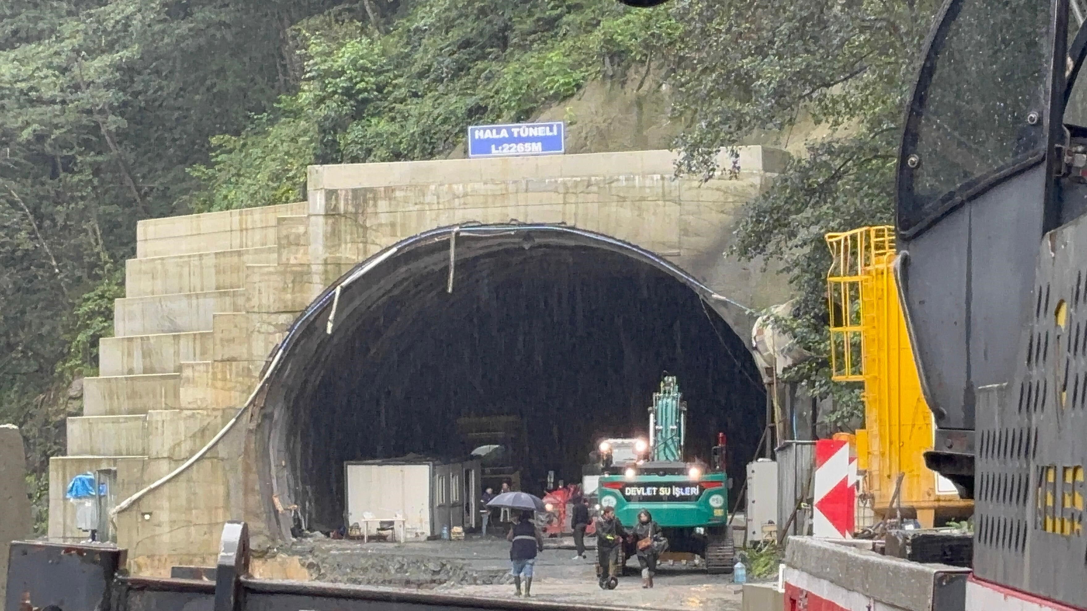 Heyelanın vurduğu Ayder'de 800 kişi mahsur kaldı! Vali talimat verdi, ekipler çalışmaya başladı Heyelanın vurduğu Ayder'de 800 kişi mahsur kaldı! Vali talimat verdi, ekipler çalışmaya başladı - 1. Resim