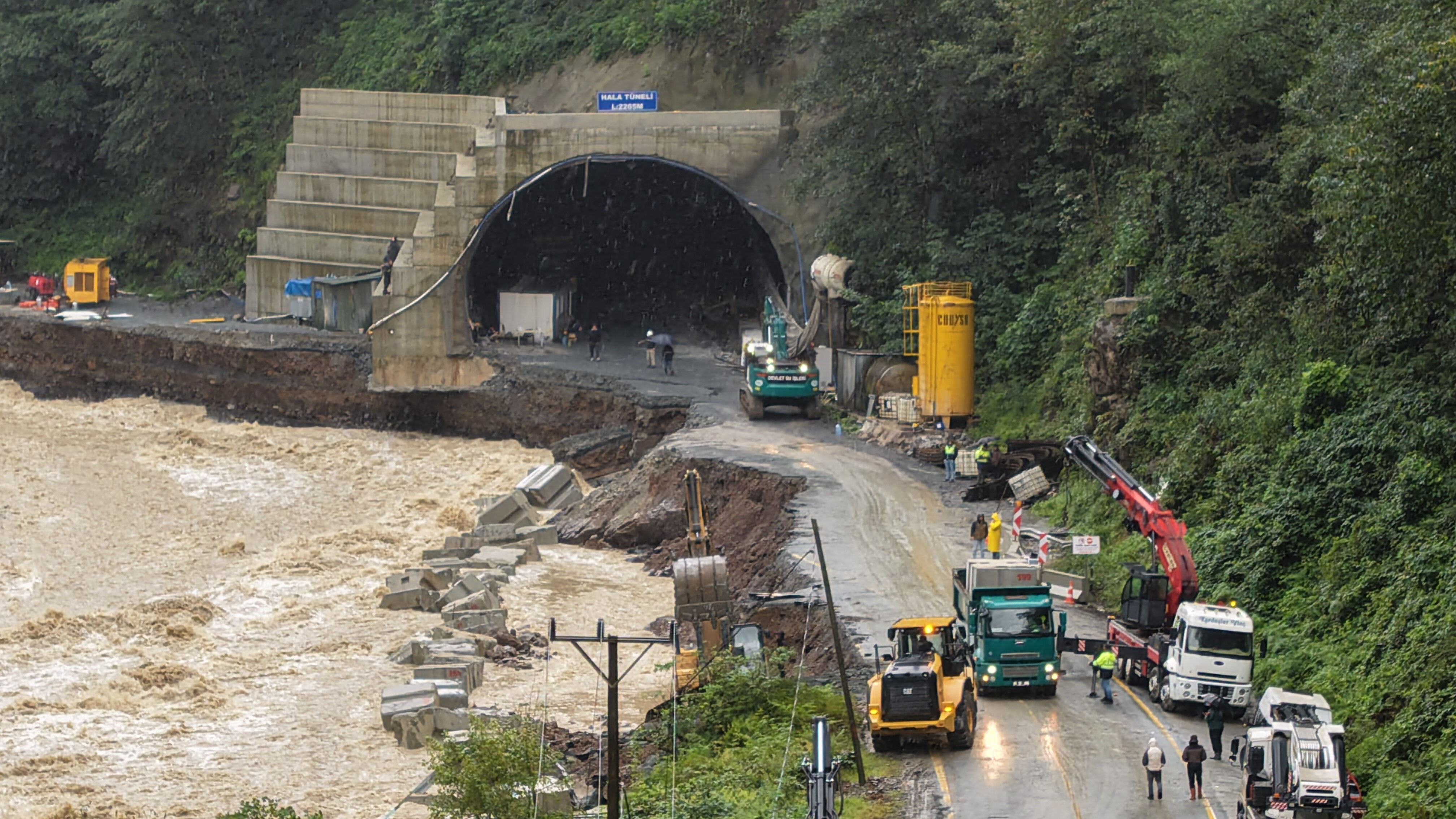 Heyelanın vurduğu Ayder'de 800 kişi mahsur kaldı! Vali talimat verdi, ekipler çalışmaya başladı Heyelanın vurduğu Ayder'de 800 kişi mahsur kaldı! Vali talimat verdi, ekipler çalışmaya başladı - 3. Resim