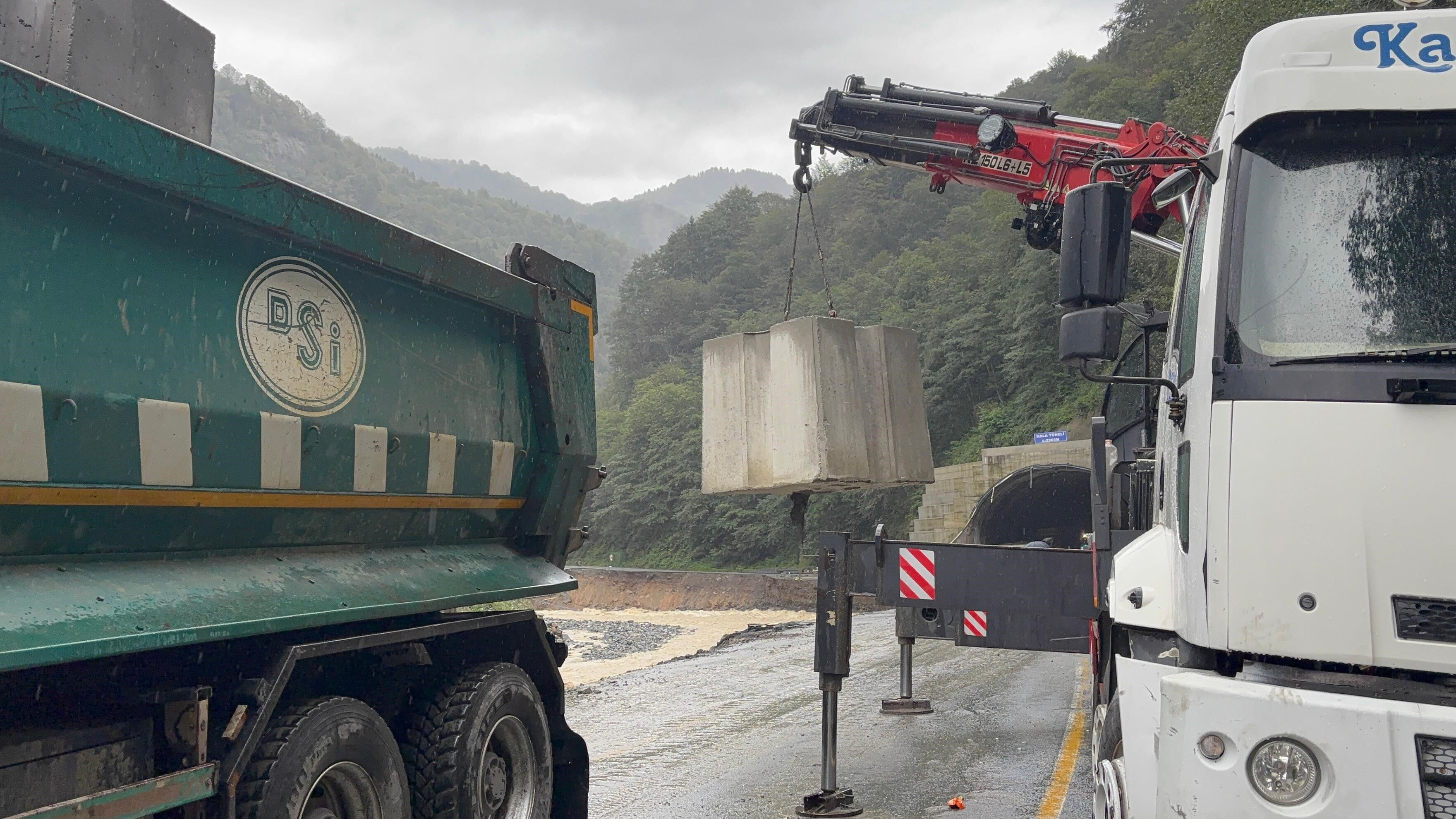 Heyelanın vurduğu Ayder'de 800 kişi mahsur kaldı! Vali talimat verdi, ekipler çalışmaya başladı Heyelanın vurduğu Ayder'de 800 kişi mahsur kaldı! Vali talimat verdi, ekipler çalışmaya başladı - 2. Resim