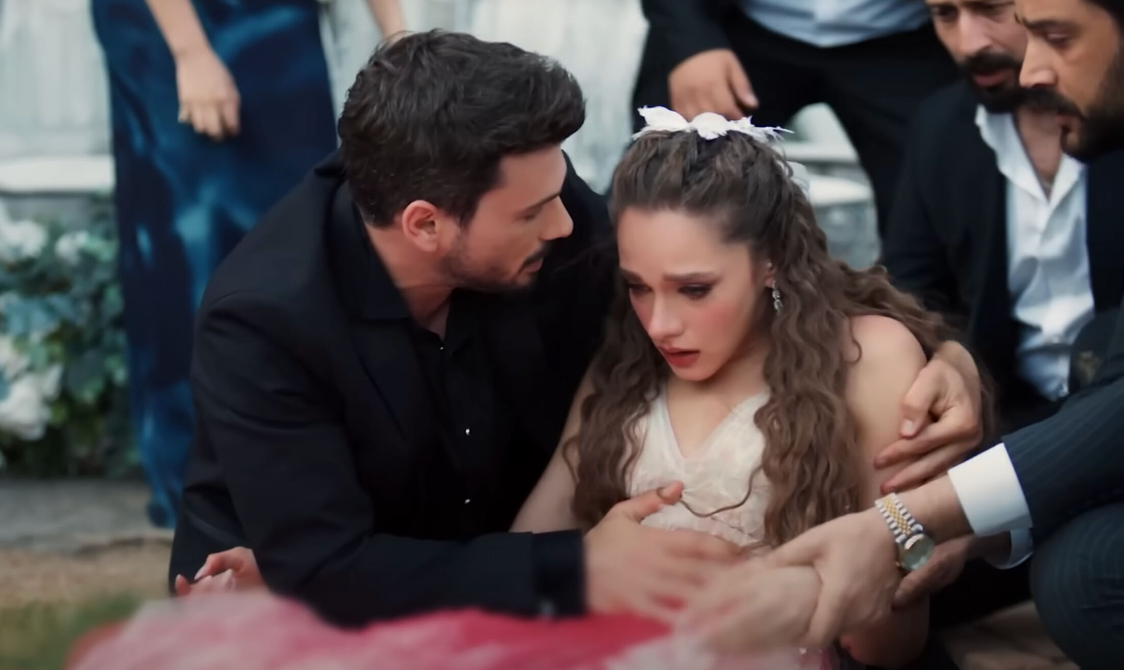 Hudutsuz Sevda bitti mi, iptal mi edildi? Hudutsuz Sevda 3. sezon açıklaması geldi! Hudutsuz Sevda bitti mi, final mi yaptı, iptal mi edildi? Yeni sezon açıklaması geldi! - 1. Resim