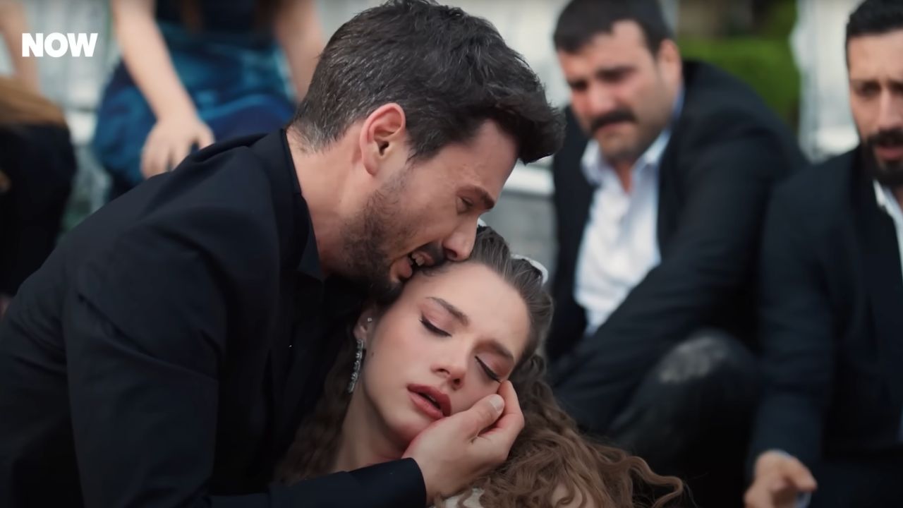 Hudutsuz Sevda bitti mi, final mi yaptı, iptal mi edildi? Yeni sezon açıklaması geldi! Hudutsuz Sevda bitti mi, final mi yaptı, iptal mi edildi? Yeni sezon açıklaması geldi!