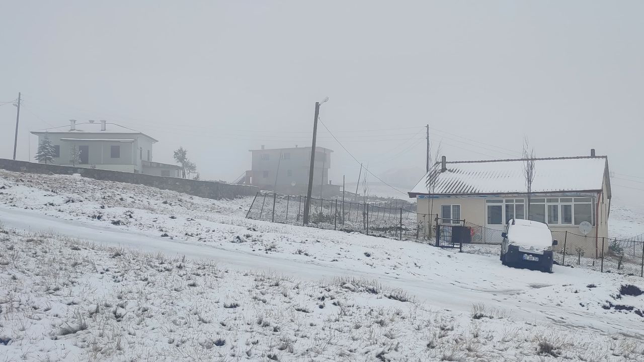 Karadeniz&#039;e kar yağdı, 4 il beyaza büründü! Bölge halkı pazar sabahına şahane manzara ile uyandı