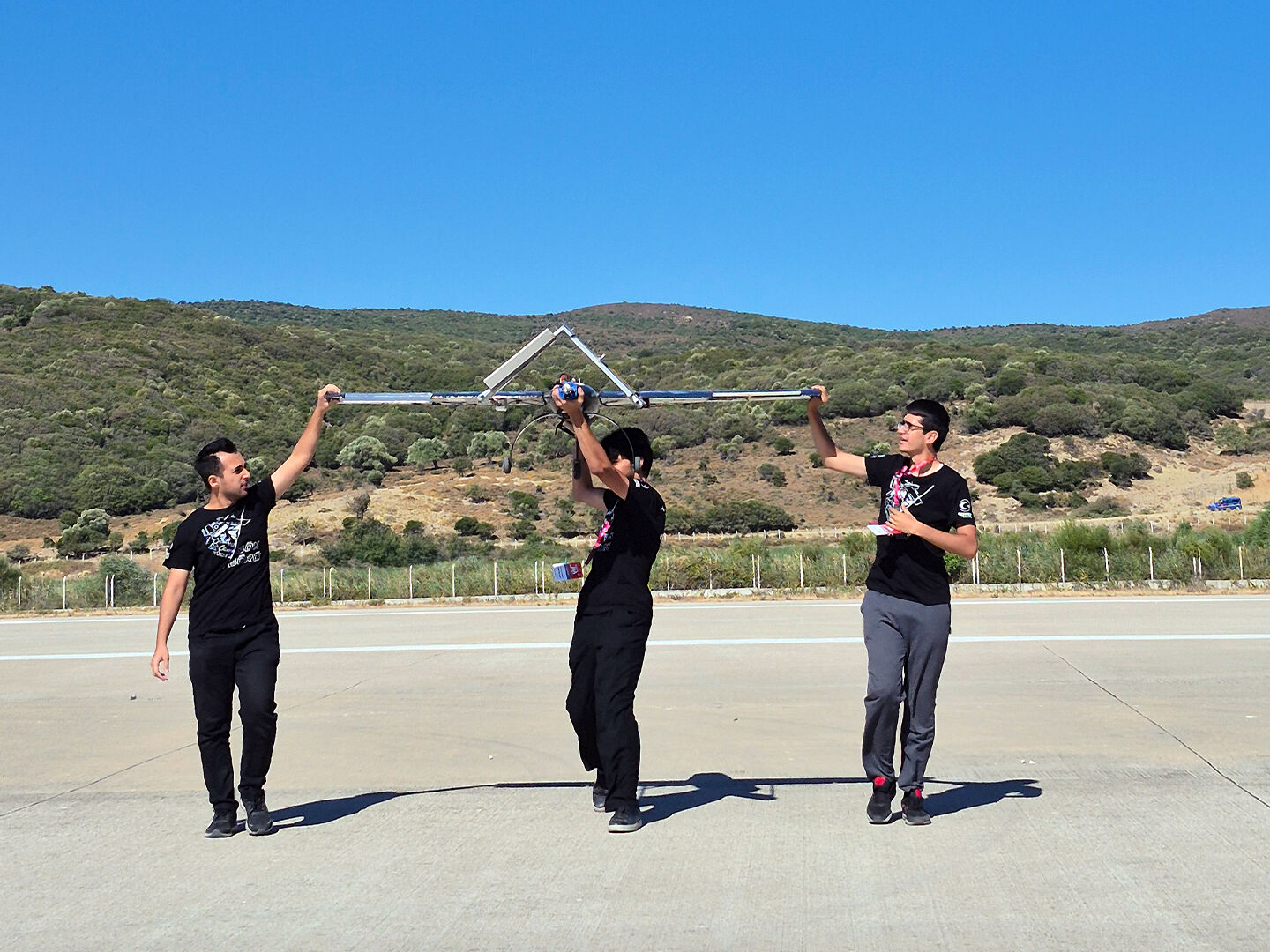 Kazadan zafer doğdu, 4 saatte İHA’yı ayağa kaldırdılar! İTÜ'lü gençler savaş dronunda seri üretime hazırlanıyor Kazadan zafer doğdu, 4 saatte İHA’yı ayağa kaldırdılar! İTÜ'lü gençler savaş dronunda seri üretime hazırlanıyor - 2. Resim