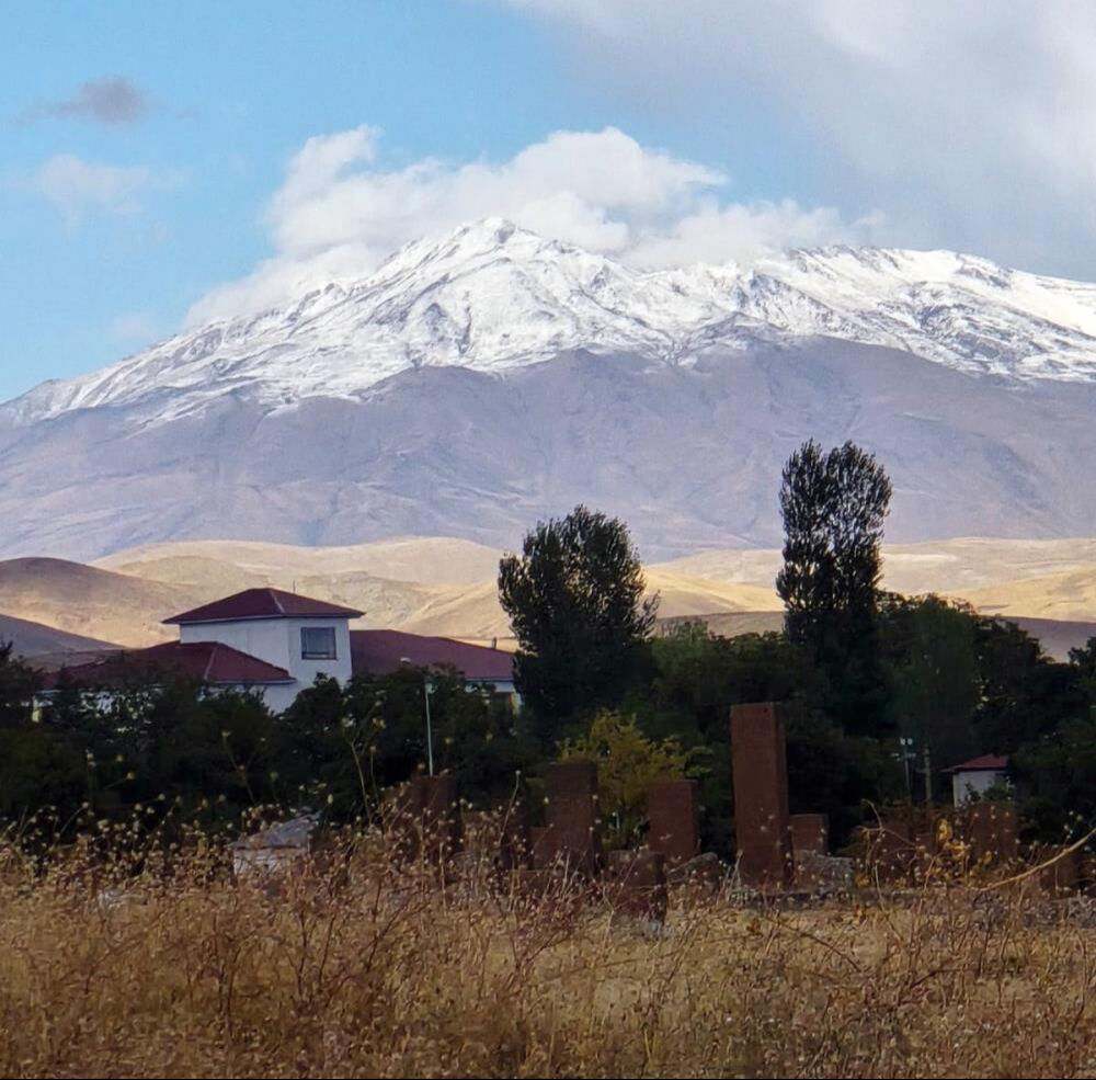 Mevsimin ilk kar yağışı! Havalar soğudu, her yer bir anda beyaza büründü Mevsimin ilk kar yağışı! Havalar soğudu, her yer bir anda beyaza büründü - 1. Resim