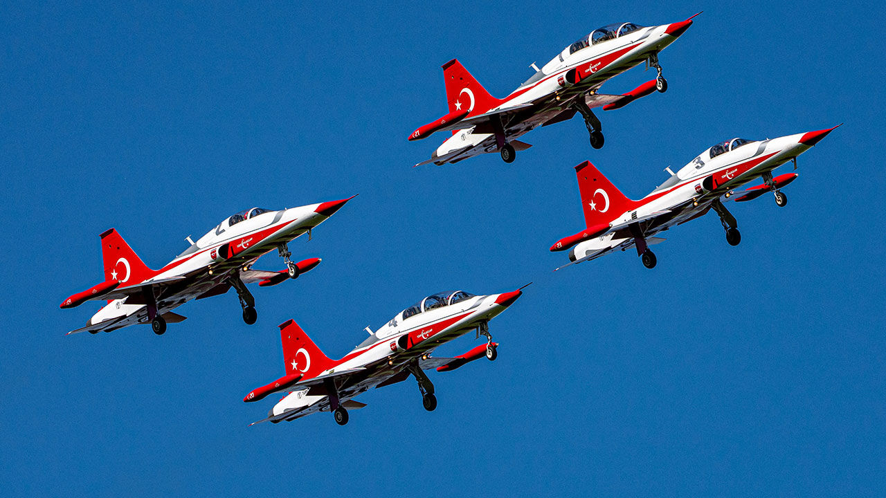 NATO gösterisinde 'Türk Yıldızları' rüzgarı! NATO gösterisinde 'Türk Yıldızları' rüzgarı!