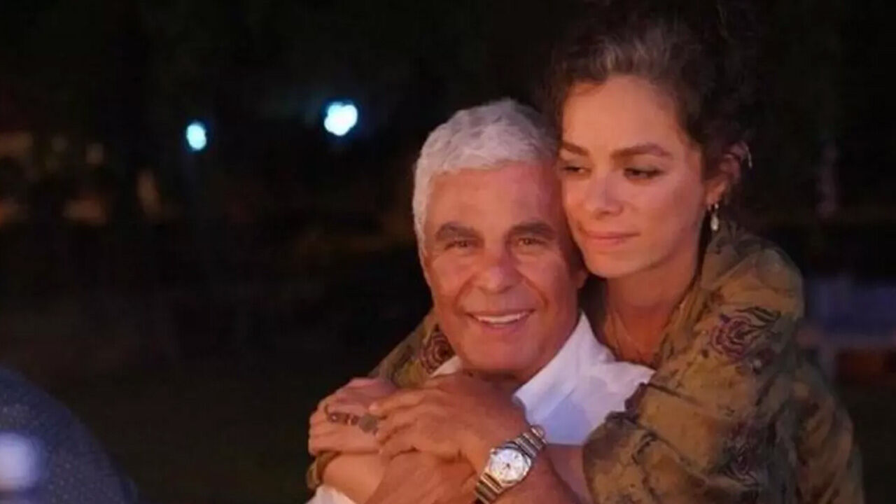 Özge Özpirinçci'nin duygusal anları! Babasını andı, gözyaşlarını tutamadı - 1. Resim