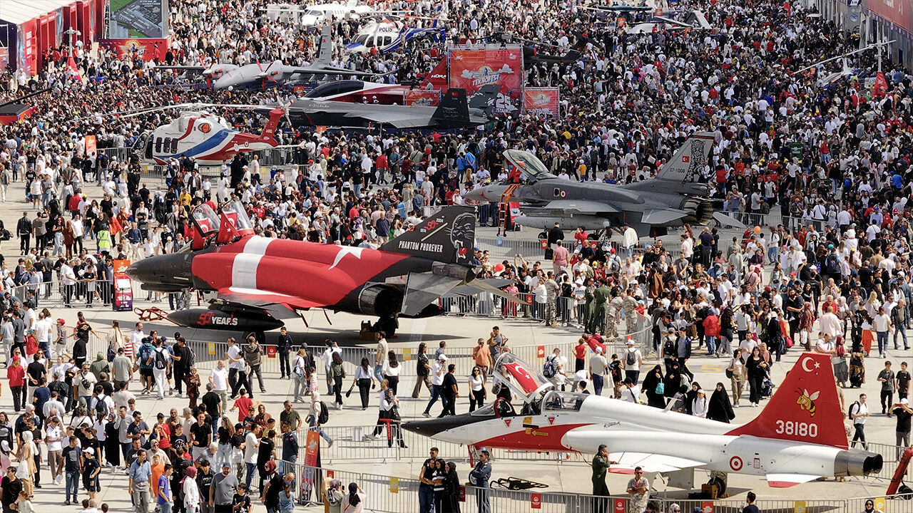 TEKNOFEST'te son gün heyecanı! Gösteriler adeta nefes kesti TEKNOFEST'te son gün heyecanı! SOLOTÜRK, Türk Yıldızları ve F-16lar nefes kesecek - 1. Resim
