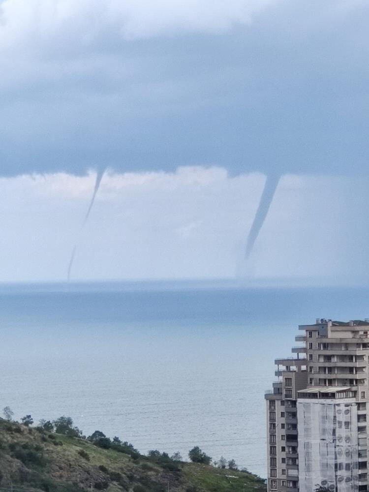 Trabzon'da ürküten manzara! Üçlü hortum çıktı, vatandaşlar paniğe kapıldı Trabzon'da ürküten manzara! Üçlü hortum çıktı, vatandaşlar paniğe kapıldı - 2. Resim