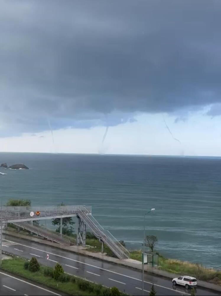 Trabzon'da ürküten manzara! Üçlü hortum çıktı, vatandaşlar paniğe kapıldı Trabzon'da ürküten manzara! Üçlü hortum çıktı, vatandaşlar paniğe kapıldı - 1. Resim
