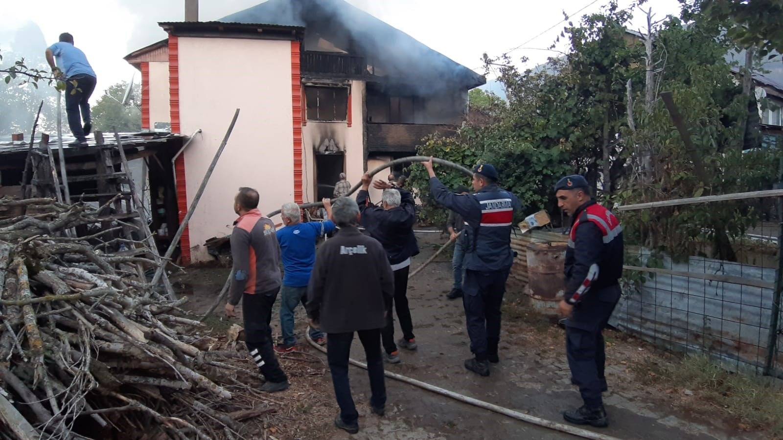 Ahşap bina alevlere teslim oldu! Küle dönen evden karı kocanın cesedi çıkarıldı Ahşap bina alevlere teslim oldu! Küle dönen evden karı kocanın cesedi çıkarıldı - 1. Resim