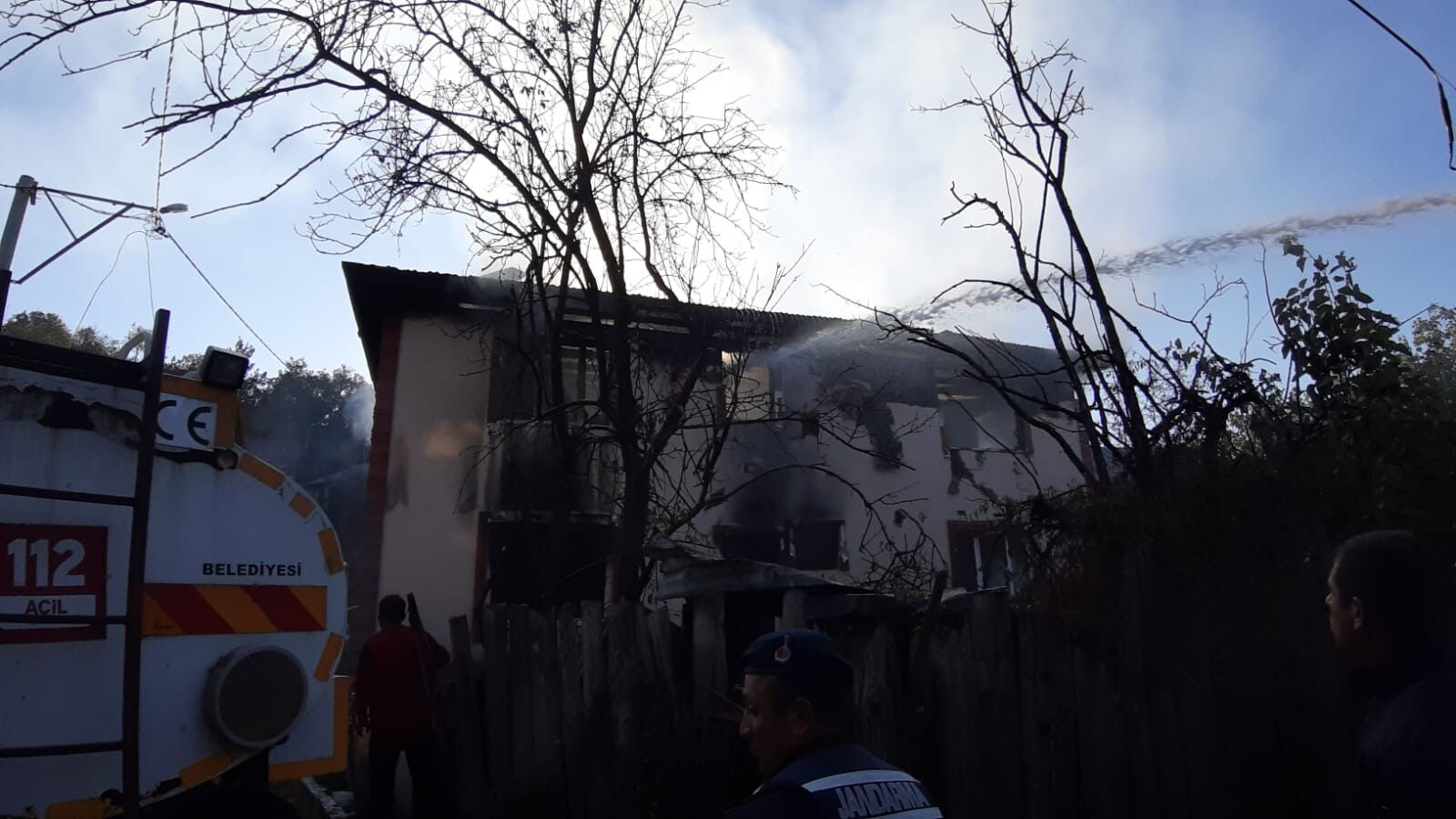 Ahşap bina alevlere teslim oldu! Küle dönen evden karı kocanın cesedi çıkarıldı Ahşap bina alevlere teslim oldu! Küle dönen evden karı kocanın cesedi çıkarıldı - 2. Resim