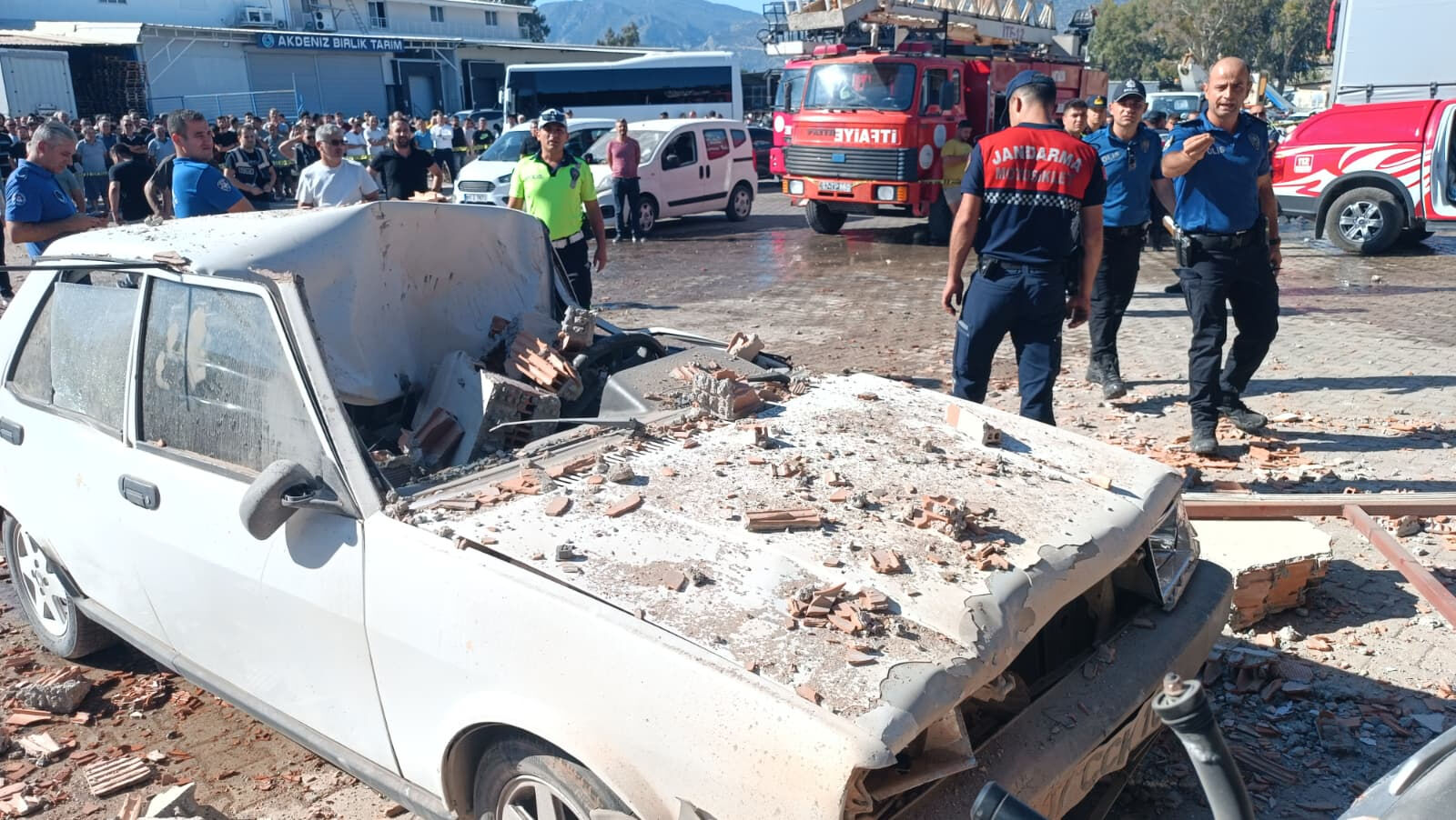 Antalya'da toptancı halinde patlama! Ölü ve yaralılar Antalya'da toptancı halinde patlama! Yaralılar var - 1. Resim
