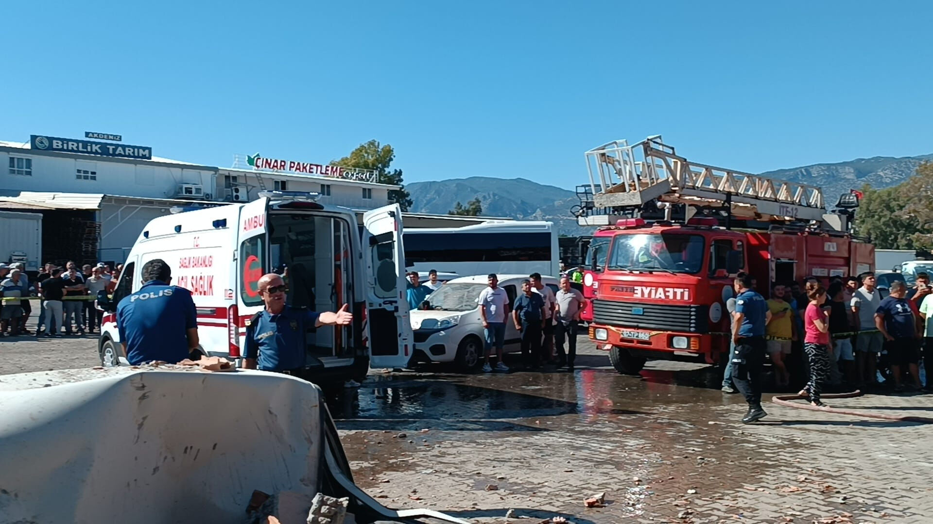 Antalya'da toptancı halinde patlama! Ölü ve yaralılar Antalya'da toptancı halinde patlama! Yaralılar var - 2. Resim