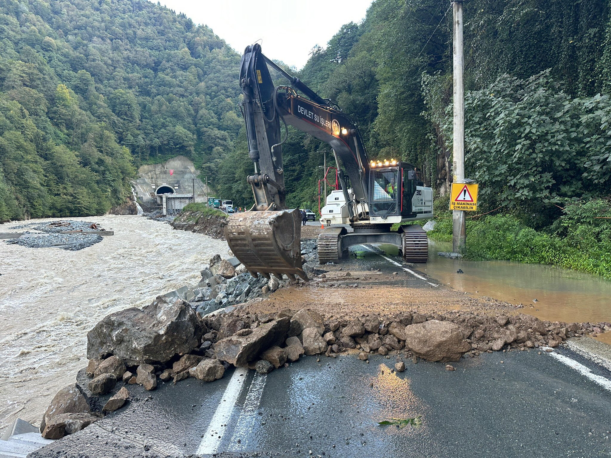 Bakan Uraloğlu, günlerdir yoğun yağış alan Doğu Karadeniz'deki durumu aktardı! 1.428 personel sahada Bakan Uraloğlu, günlerdir yoğun yağış alan Doğu Karadeniz'deki durumu aktardı! Bin 428 personel sahada - 1. Resim