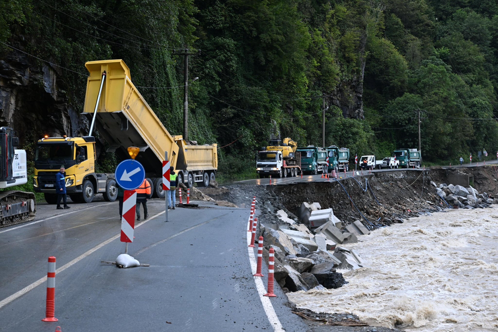 Bakan Uraloğlu, günlerdir yoğun yağış alan Doğu Karadeniz'deki durumu aktardı! 1.428 personel sahada Bakan Uraloğlu, günlerdir yoğun yağış alan Doğu Karadeniz'deki durumu aktardı! Bin 428 personel sahada - 4. Resim