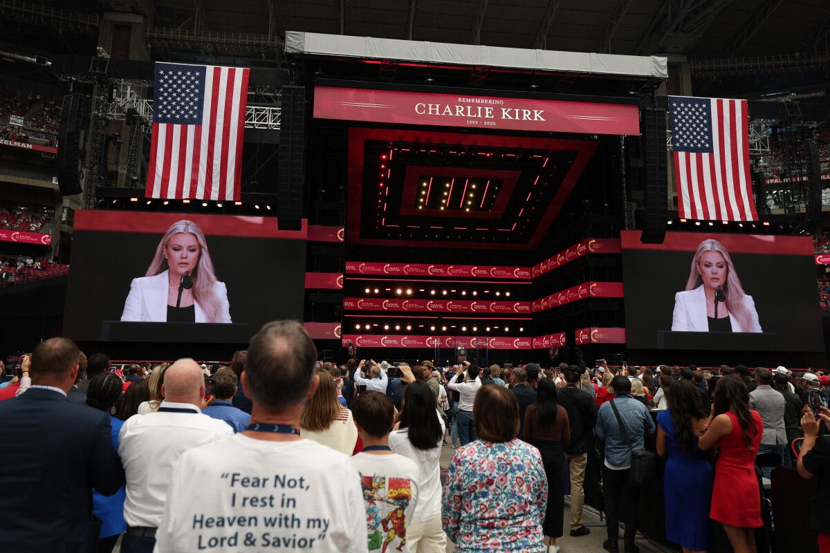 Binlerce kişi Charlie Kirk'ü anma töreninde toplandı! Donald Trump konuşma yapacak Binlerce kişi Charlie Kirk'ü anma töreninde toplandı! Donald Trump konuşma yapacak - 3. Resim