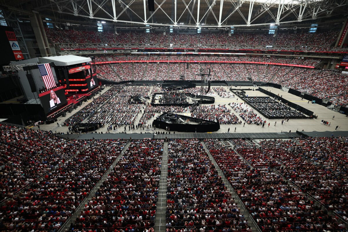 Binlerce kişi Charlie Kirk'ü anma töreninde toplandı! Donald Trump konuşma yapacak Binlerce kişi Charlie Kirk'ü anma töreninde toplandı! Donald Trump konuşma yapacak - 1. Resim