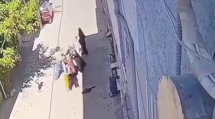 Bursa'da kucağında bebeğiyle yürüyen kadını darbettiler! Bursa'da kucağında bebeğiyle yürüyen kadını darbettiler! - 1. Resim