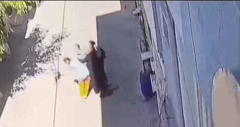 Bursa'da kucağında bebeğiyle yürüyen kadını darbettiler! Bursa'da kucağında bebeğiyle yürüyen kadını darbettiler! - 2. Resim