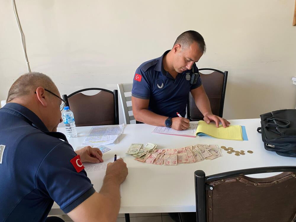 Dilencinin yarım saatte topladığı para zabıtaları bile şaşkına çevirdi - 1. Resim