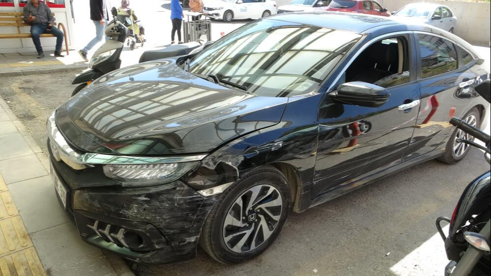 Direksiyon başında kalp krizi geçirdi! Park halindeki araçlara çarpa çarpa durabildi Direksiyon başında kalp krizi geçirdi! Park halindeki araçlara çarpa çarpa durabildi - 1. Resim