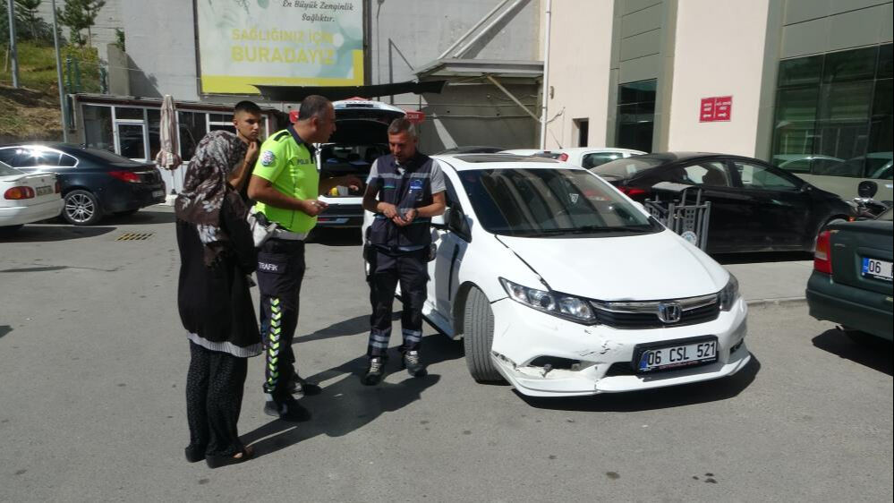 Direksiyon başında kalp krizi geçirdi! Park halindeki araçlara çarpa çarpa durabildi Direksiyon başında kalp krizi geçirdi! Park halindeki araçlara çarpa çarpa durabildi - 2. Resim