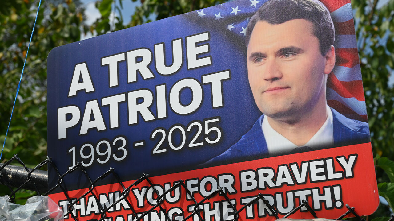 Elon Musk, “Charlie için” deyip Trump’la yan yana fotoğrafını paylaştı Elon Musk, “Charlie için” deyip Trump’la yan yana poz verdi! - 1. Resim