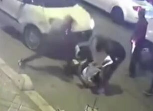 Esenyurt'ta kavga ettikleri adamı, sokak ortasında sopayla darbettiler! - 2. Resim