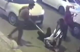 Esenyurt'ta kavga ettikleri adamı, sokak ortasında sopayla darbettiler! - 1. Resim