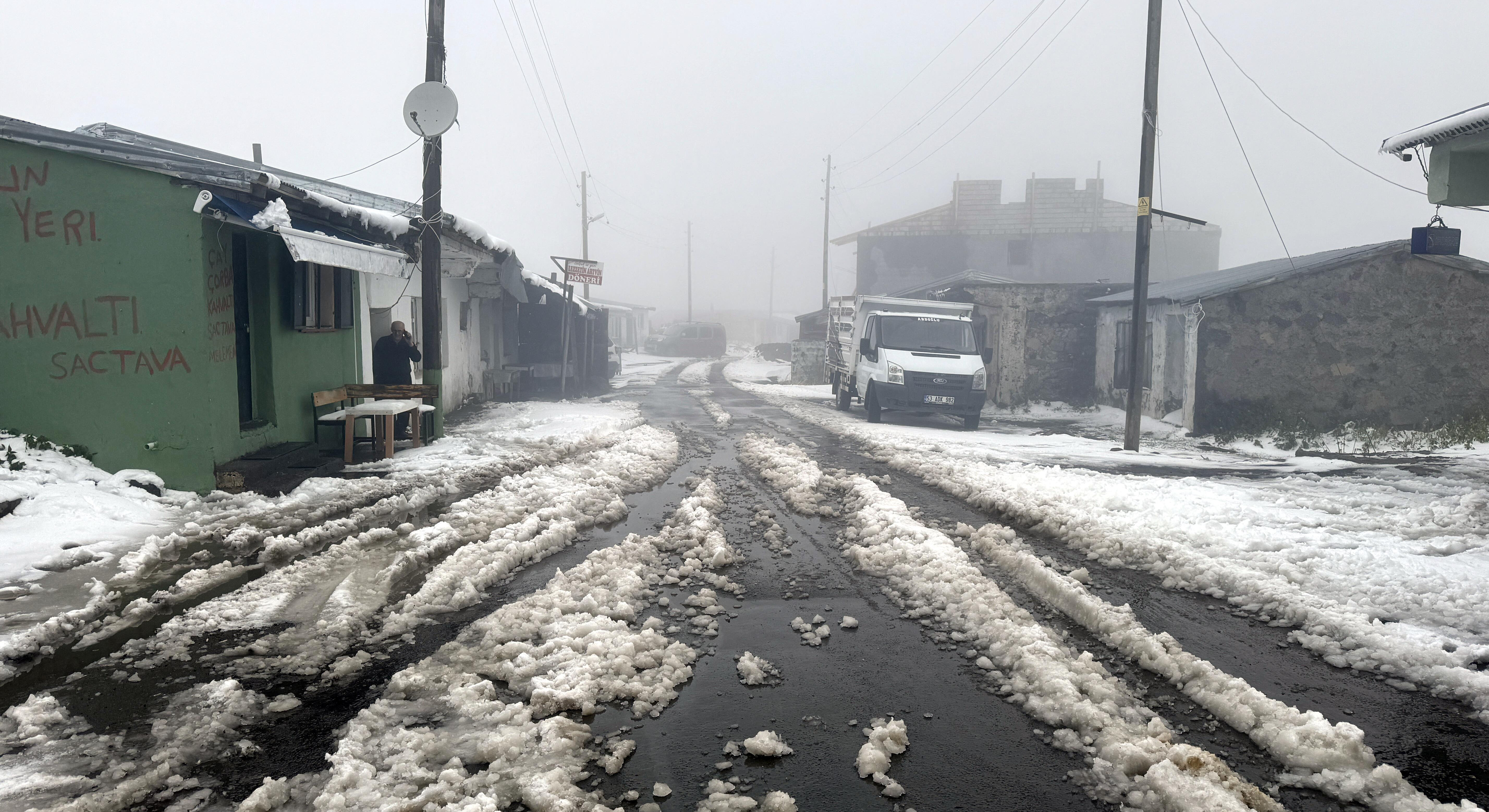 Eylül ayında karla mücadele! Yollar kapandı, vatandaşlar mahsur kaldı Eylül ayında karla mücadele! Yollar kapandı, vatandaşlar mahsur kaldı - 7. Resim