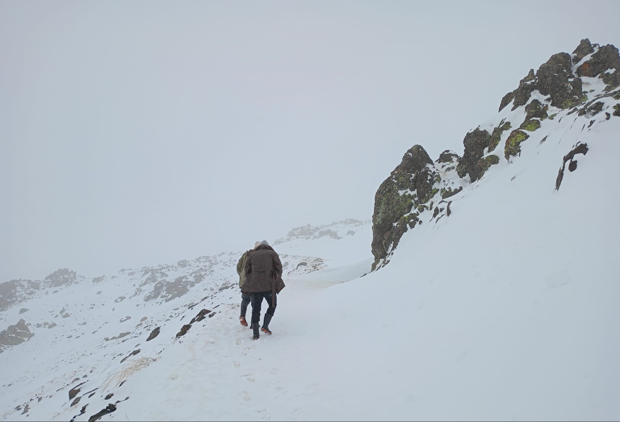 Eylül ayında karla mücadele! Yollar kapandı, vatandaşlar mahsur kaldı Eylül ayında karla mücadele! Yollar kapandı, vatandaşlar mahsur kaldı - 2. Resim