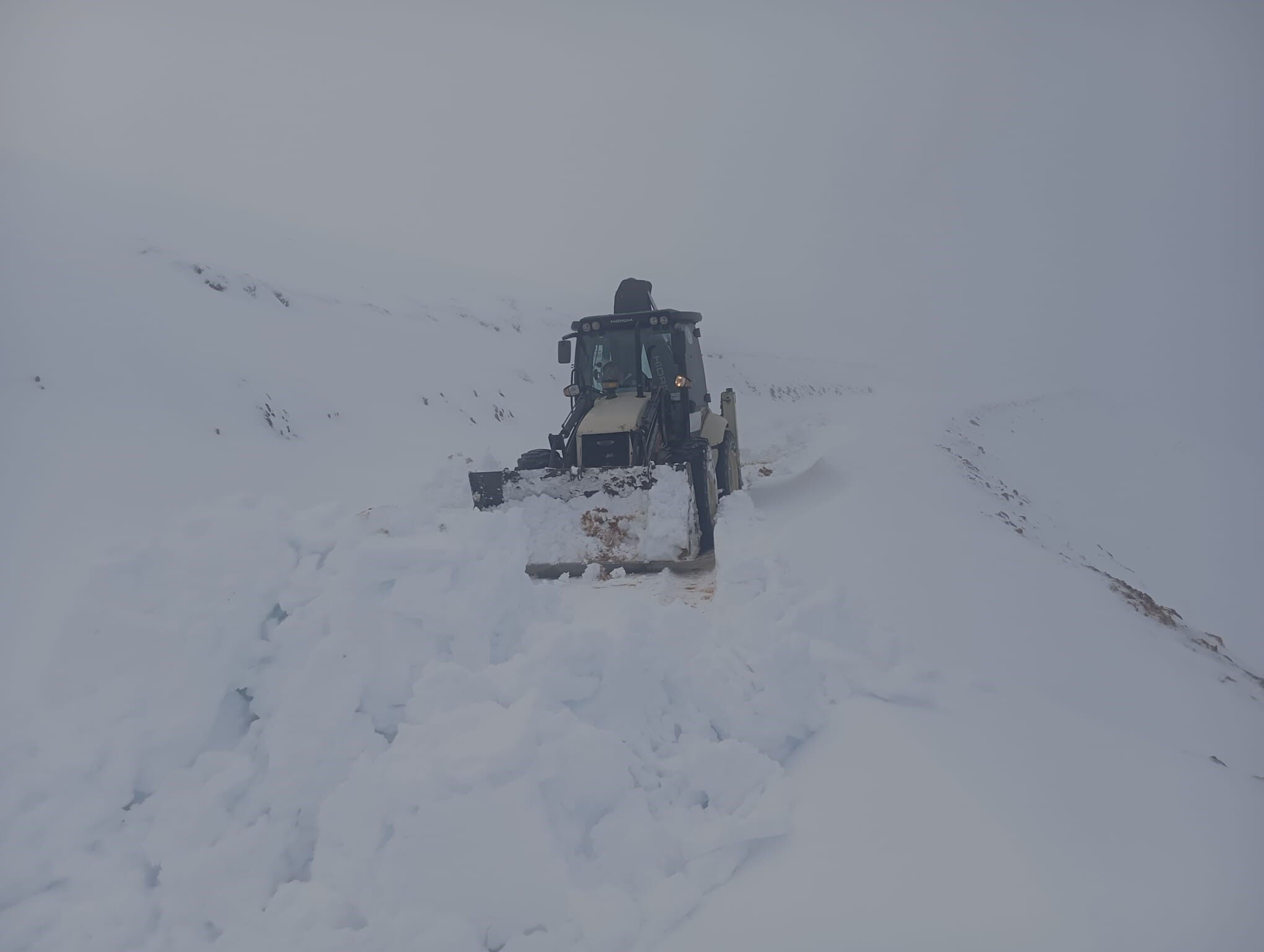 Eylül ayında karla mücadele! Yollar kapandı, vatandaşlar mahsur kaldı Eylül ayında karla mücadele! Yollar kapandı, vatandaşlar mahsur kaldı - 1. Resim