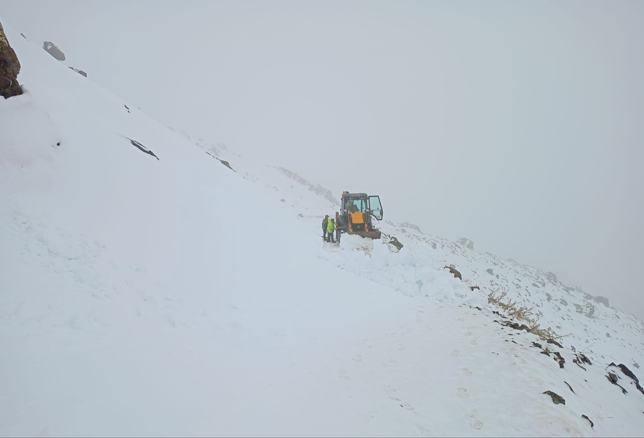 Eylülde yağan kar hayrete düşürdü! Fırtına vurdu, Bayburt'ta ekipler makinelerini erken çalıştırdı Eylülde yağan kar hayrete düşürdü! Fırtına vurdu, Bayburt'ta ekipler makinelerini erken çalıştırdı - 2. Resim