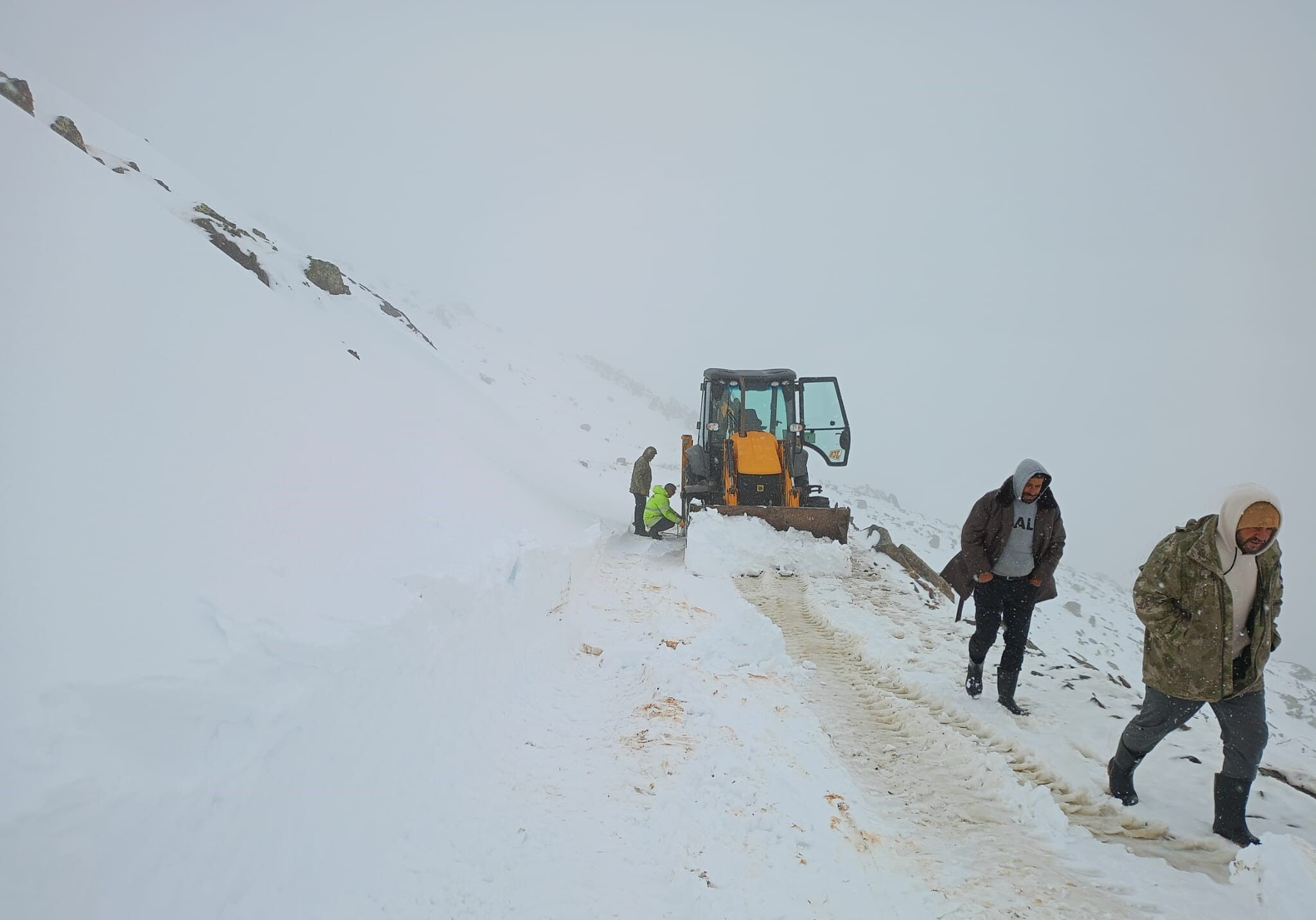 Eylülde yağan kar hayrete düşürdü! Fırtına vurdu, Bayburt'ta ekipler makinelerini erken çalıştırdı Eylülde yağan kar hayrete düşürdü! Fırtına vurdu, Bayburt'ta ekipler makinelerini erken çalıştırdı - 1. Resim