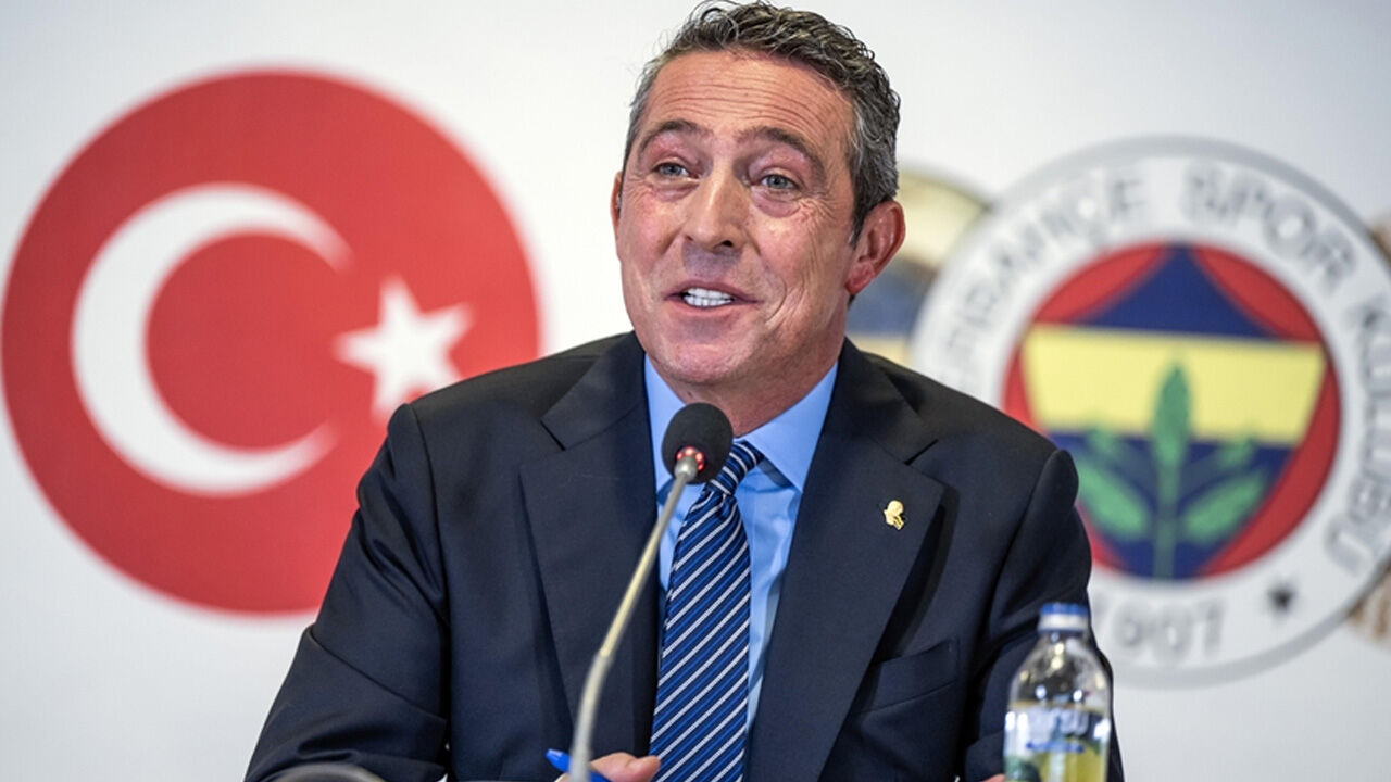 Galatasaray dağıldı, Ali Koç telefona sarıldı! "Beş kez teşekkürler..." Galatasaray dağıldı, Ali Koç telefona sarıldı! "Beş kez teşekkürler..." - 1. Resim