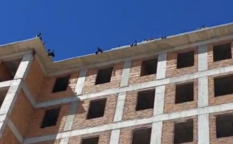 Gaziantep'te maaşını alamayan işçilerden toplu intihar girişimi! - 1. Resim