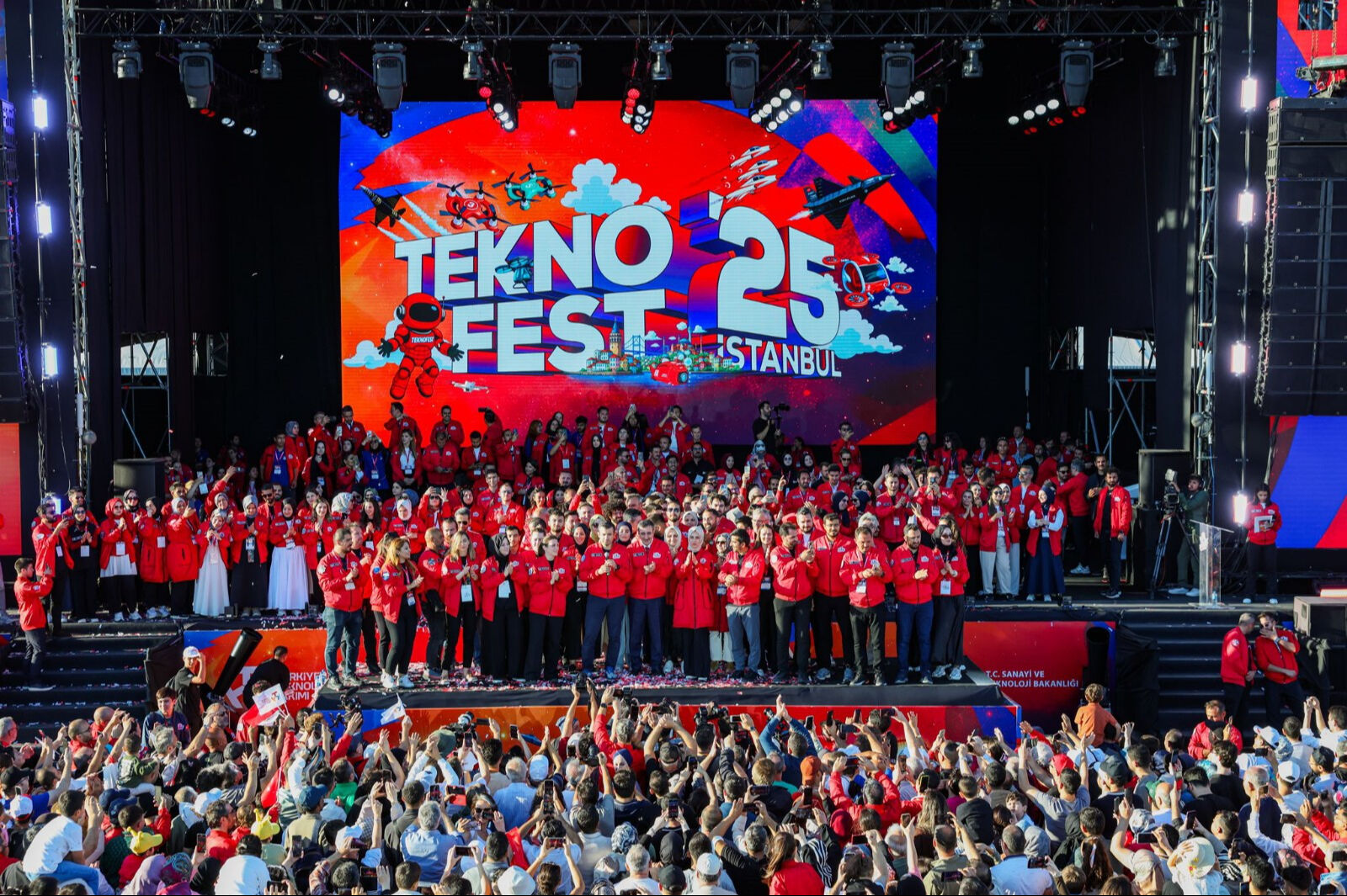 Gökyüzünde heyecan, yerde coşku: TEKNOFEST İstanbul 1 milyon 32 bin ziyaretçiyi ağırladı Gökyüzünde heyecan, yerde coşku: TEKNOFEST İstanbul 1 milyon 32 bin ziyaretçiyi ağırladı - 4. Resim
