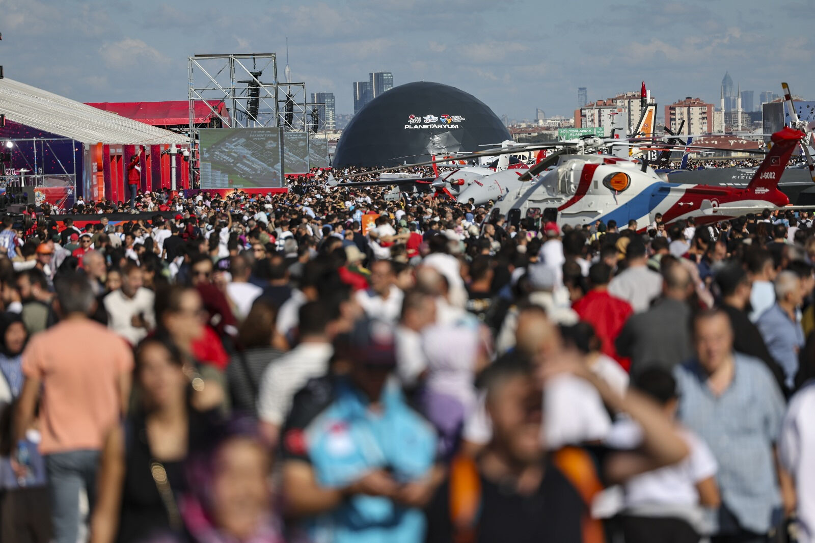 Gökyüzünde heyecan, yerde coşku: TEKNOFEST İstanbul 1 milyon 32 bin ziyaretçiyi ağırladı Gökyüzünde heyecan, yerde coşku: TEKNOFEST İstanbul 1 milyon 32 bin ziyaretçiyi ağırladı - 1. Resim