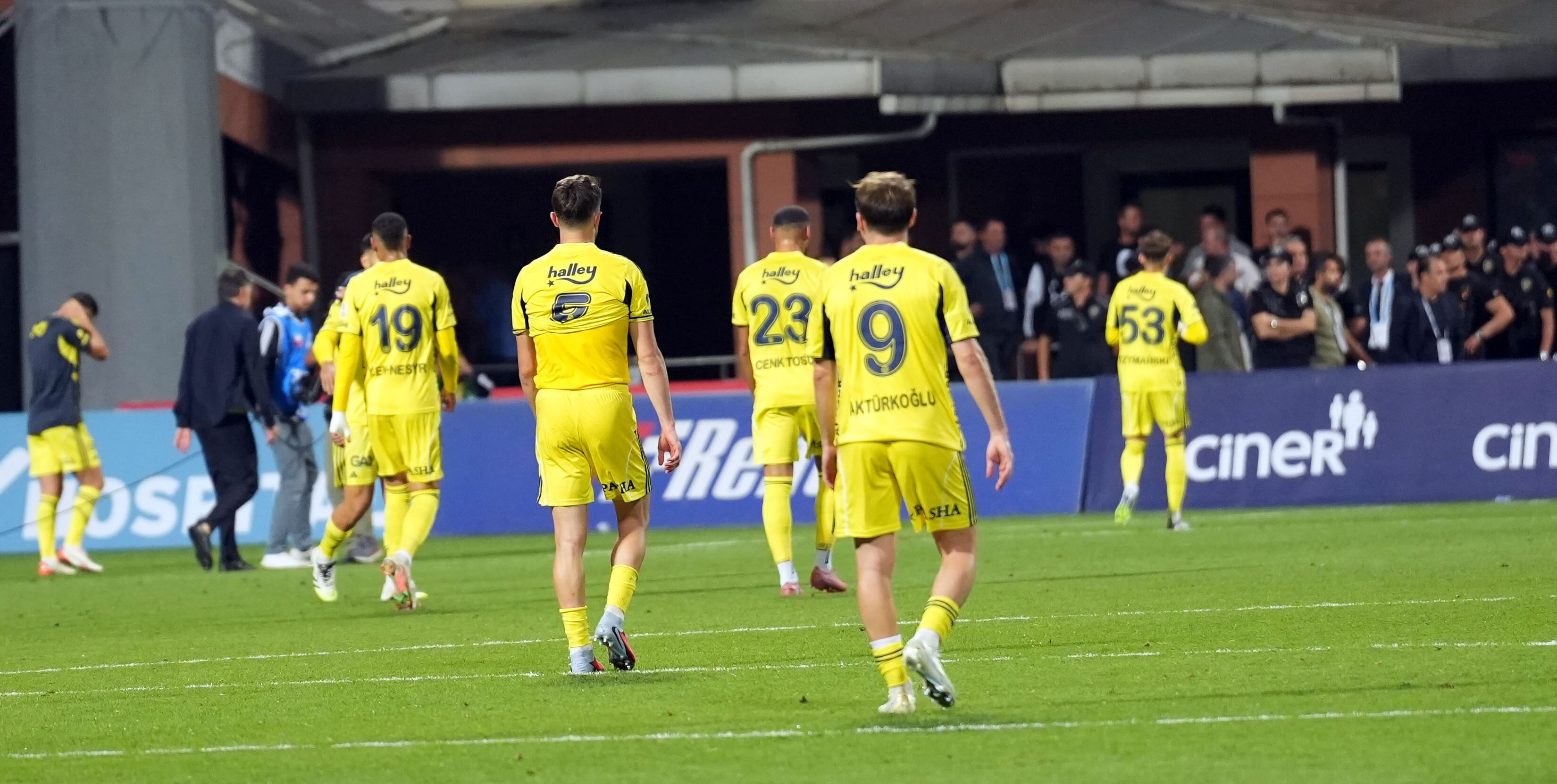 Hoş geldiniz partisine suikast | Spor yazarları Fenerbahçe için ne dedi? Hoş geldiniz partisine suikast | Spor yazarları Fenerbahçe için ne dedi? - 2. Resim