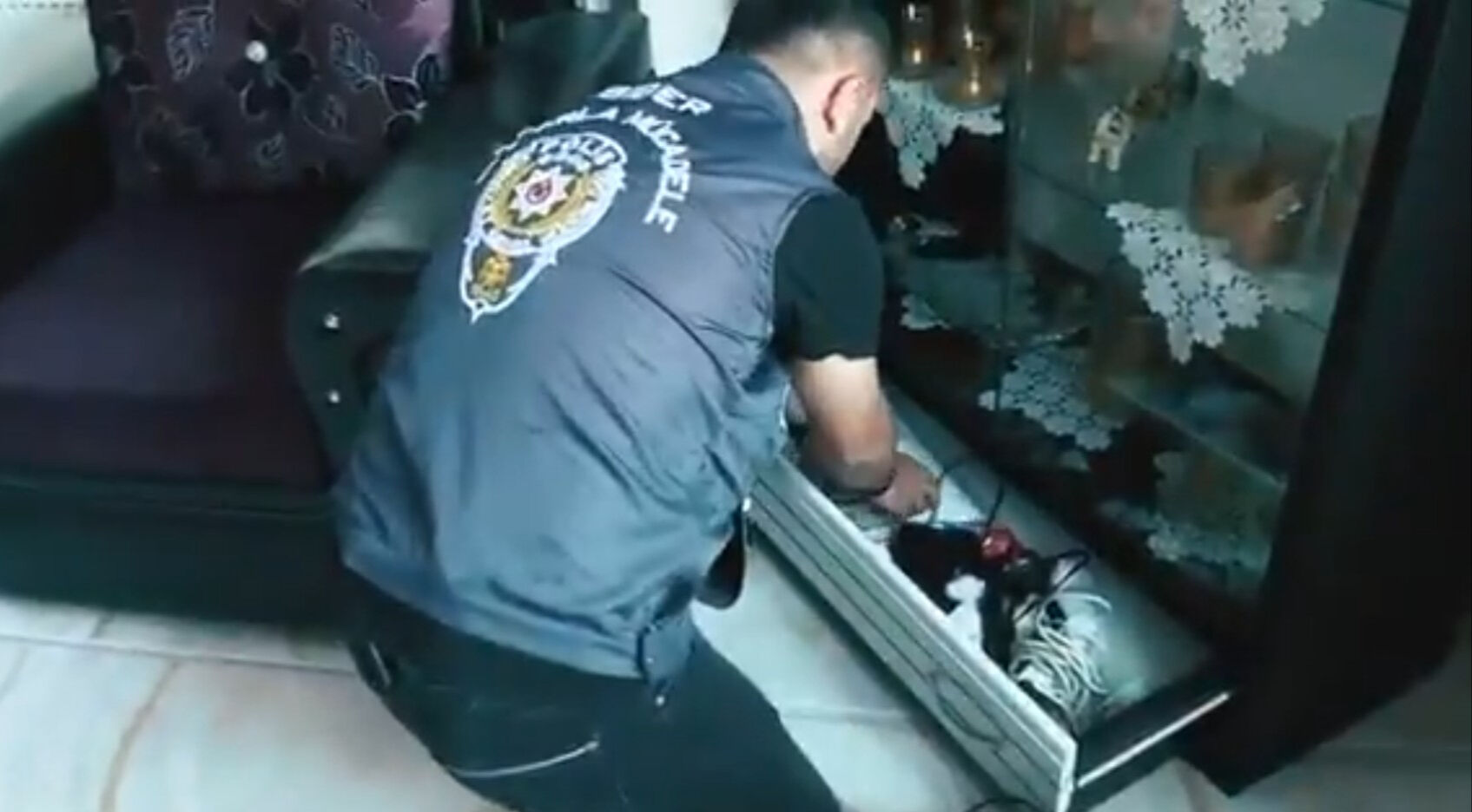 Kiralık bungalov bahanesiyle dolandırmışlar! 170 kişi gözaltında, 341 milyon liralık mal varlığına el konuldu Kiralık bungalov bahanesiyle dolandırmışlar! 170 kişi gözaltında, 341 milyon liralık mal varlığına el konuldu - 1. Resim