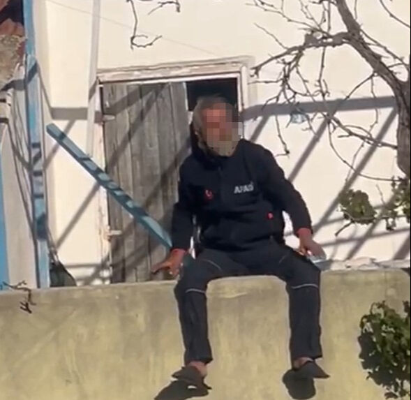 Köpeklerini şikayet ettiğini düşündüğü yaşlı adamı öldüresiye dövdü! Köpeklerini şikayet ettiğini düşündüğü yaşlı adamı öldüresiye dövdü! - 1. Resim