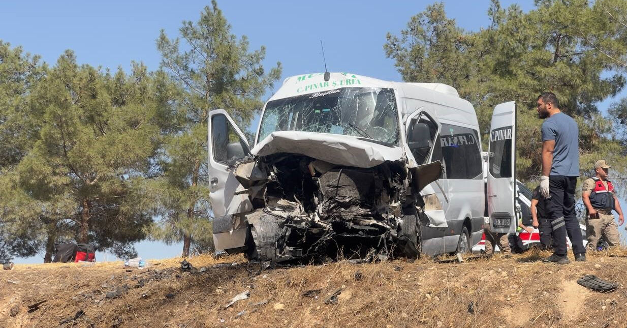 Minibüsle çarpışan otomobil alev aldı! Sürücü yanarak can verdi - 1. Resim