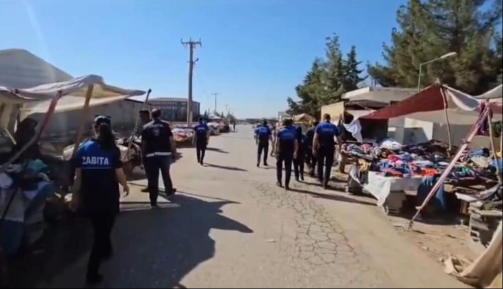 Şanlıurfa'da tepki çeken görüntü! Zabıta, pazarcı esnafını sıraya dizip azarladı Şanlıurfa'da tepki çeken görüntü! Zabıta, pazarcı esnafını sıraya dizip azarladı - 1. Resim