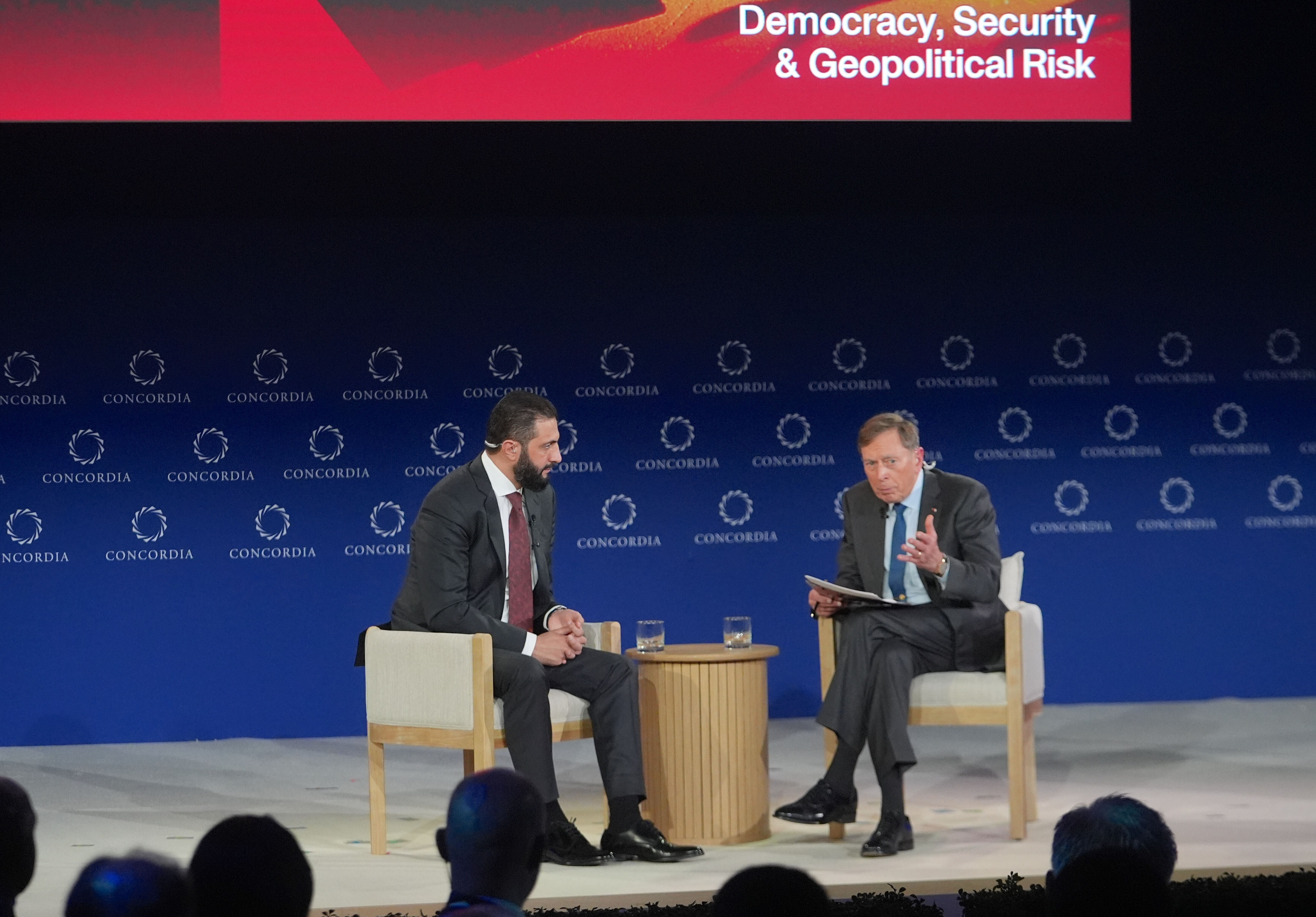 Şara ile eski CIA direktörü Petraeus arasında samimi sohbet: Esad'ı nasıl devirdiniz? Şara ile aski CIA direktörü arasında samimi sohbet: Esad'ı nasıl devirdiniz? - 2. Resim