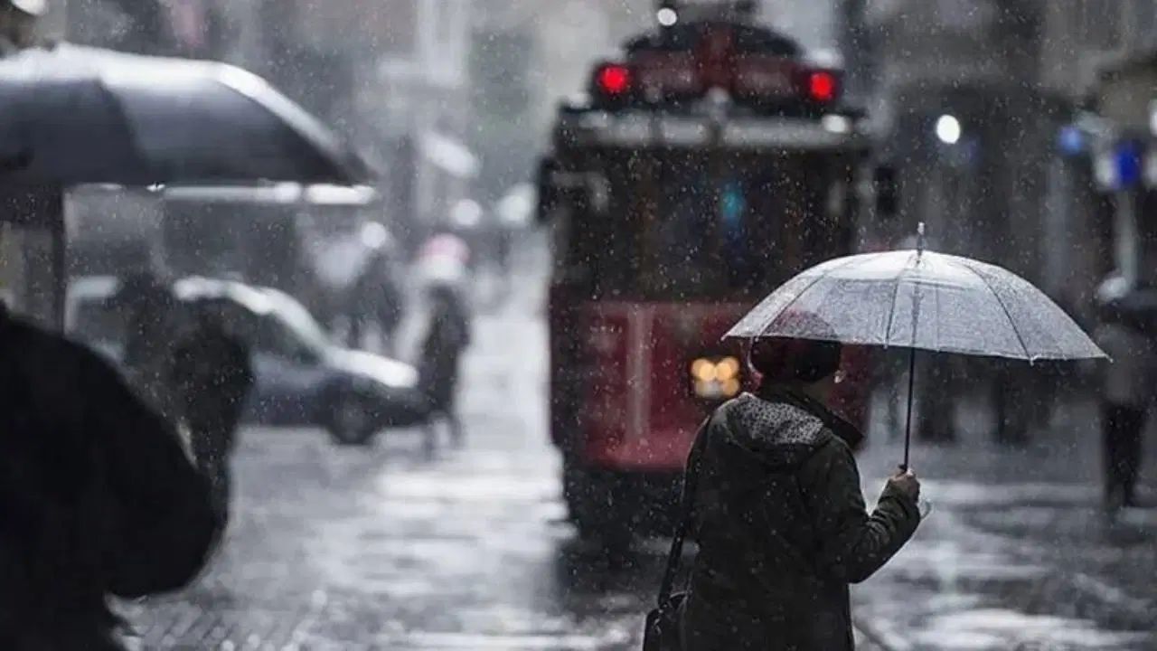 Sıcak hava yerini soğuk ve yağmura bırakıyor: İstanbul’da sıcaklıklar 8 derece düşecek! Sıcak hava yerini soğuk ve yağmura bırakıyor: İstanbul’da sıcaklıklar 8 derece düşecek!