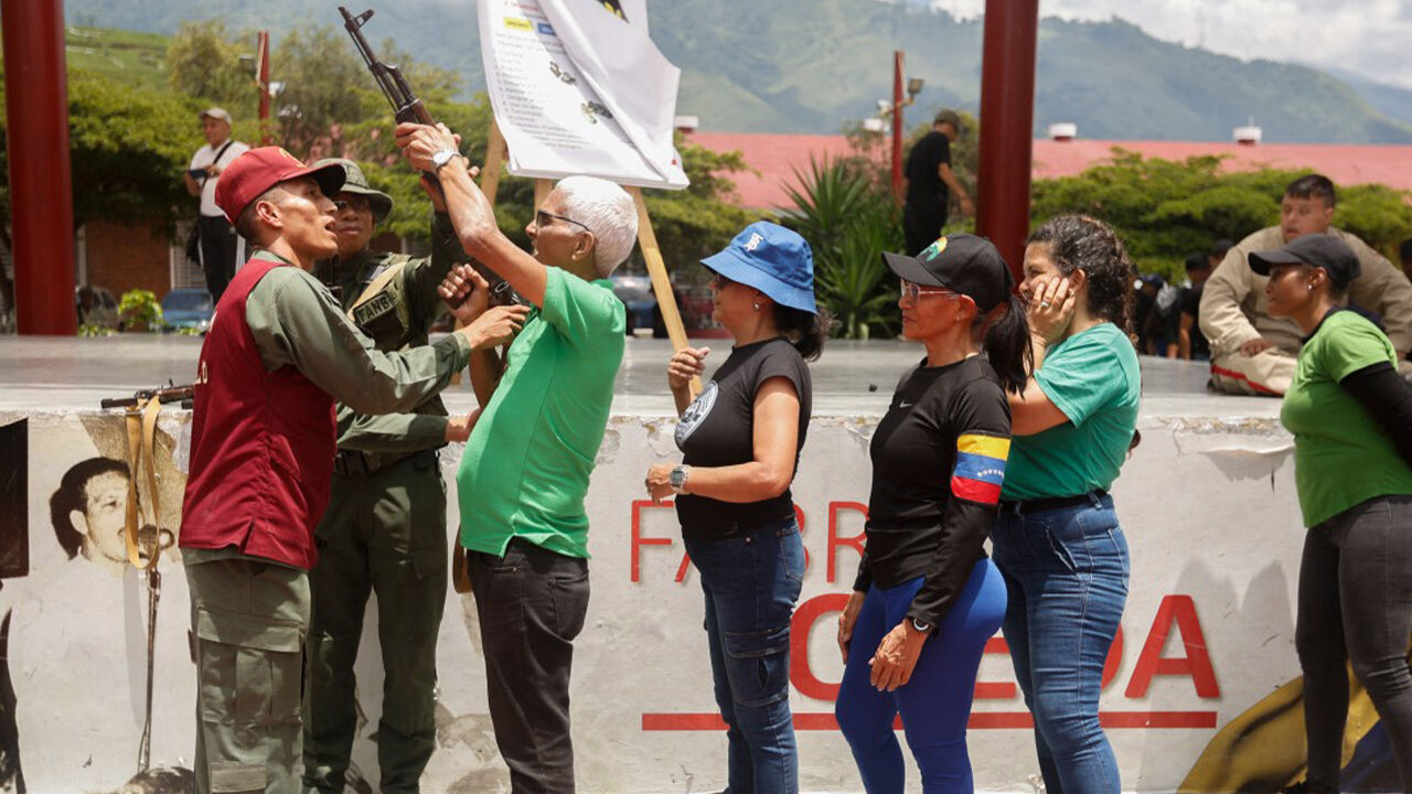 Trump'ın tehdidi Venezuela'yı ayaklandırdı! Ülke alarm verdi, herkes silahlarını kuşandı Trump'ın tehdidi Venezuela'yı ayaklandırdı! Ülke alarm verdi, herkes silahlarını kuşandı - 4. Resim