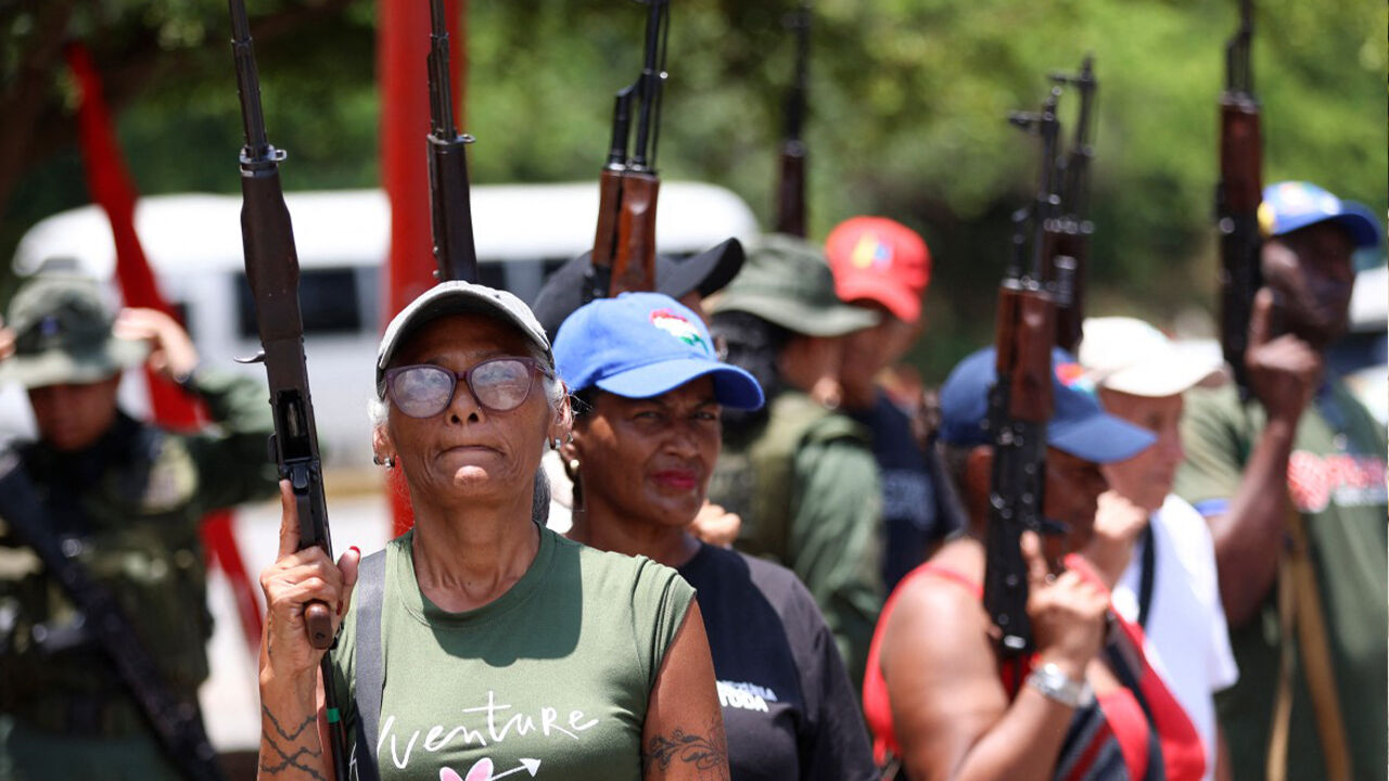 Trump'ın tehdidi Venezuela'yı ayaklandırdı! Ülke alarm verdi, herkes silahlarını kuşandı Trump'ın tehdidi Venezuela'yı ayaklandırdı! Ülke alarm verdi, herkes silahlarını kuşandı - 1. Resim