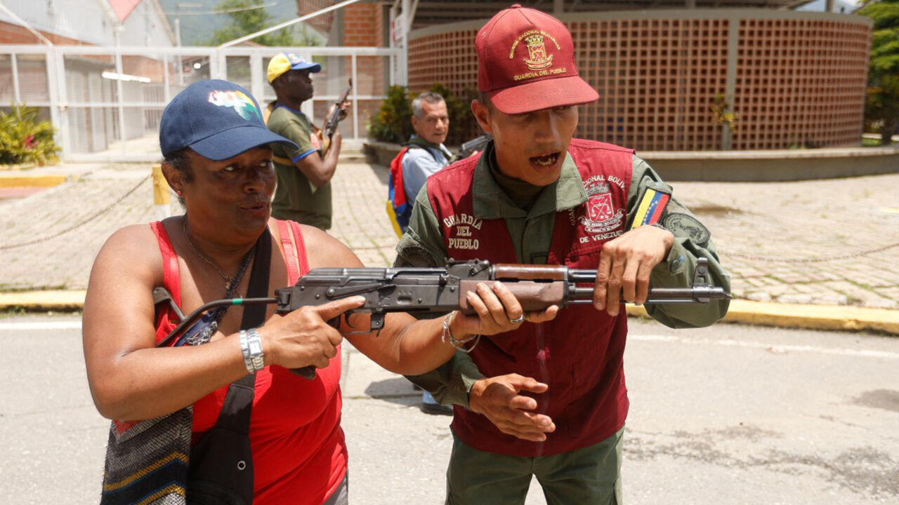 Trump'ın tehdidi Venezuela'yı ayaklandırdı! Ülke alarm verdi, herkes silahlarını kuşandı Trump'ın tehdidi Venezuela'yı ayaklandırdı! Ülke alarm verdi, herkes silahlarını kuşandı - 5. Resim