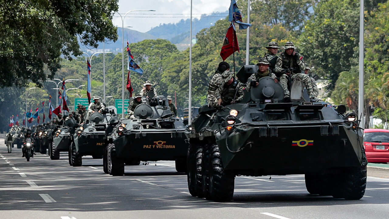 Trump'ın tehdidi Venezuela'yı ayaklandırdı! Ülke alarm verdi, herkes silahlarını kuşandı Trump'ın tehdidi Venezuela'yı ayaklandırdı! Ülke alarm verdi, herkes silahlarını kuşandı - 2. Resim