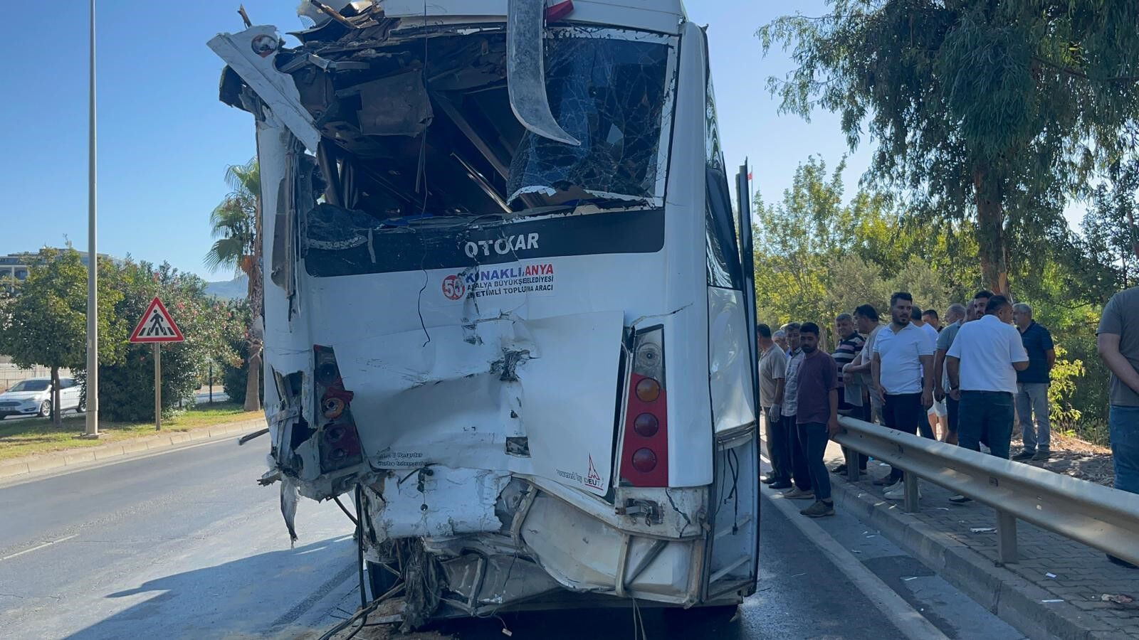 Alanya'da feci midibüs kazası! 15 kişi hastanelik oldu, 2'sinin durumu ağır Alanya'da feci midibüs kazası! 15 kişi hastanelik oldu, 2'sinin durumu ağır - 2. Resim